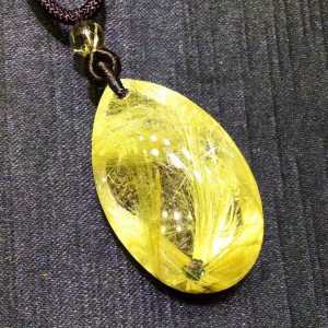 Pure natural quartz bracelet. The crystal is transparent the hair-like strands are thick the color is beautiful. It comes with a national inspection certificate. You can purchase it with peace of mind.