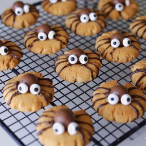 Halloween Themed Finger Shaped Cookie Biscuit Set Funny Witch Design with Spider Web Sugar Coating Gift Box Snack for Friends And Kids