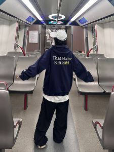 เสื้อสเวตเตอร์มีฮู้ดพิมพ์ลายตัวอักษรย้อนยุคสไตล์อเมริกันสำหรับผู้ชายและผู้หญิง ทรงหลวม ฤดูใบไม้ร่วง คู่รัก เสื้อคลุมกันหนาวแบบลำลอง