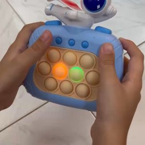 Pop it điện tử hình Phi Hành Gia - Xanh máy chơi game Pop it Tặng kèm 3 pin 200 level có đèn nhạc - Shop Út Lớn