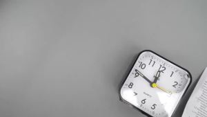 Simulated alarm clock with no ticking sound battery powered desktop clock with night light silent bedside clock