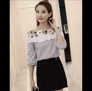 เสื้อแฟชั่นเปิดไหล่ สีดำลายทาง one size คอแต่งลูกไม้