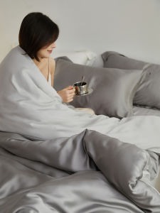 Lyocell สีบริสุทธิ์หรูหรา ผ้าไหม ชุดสี่ชิ้นน้ําแข็ง ผ้าไหม ชุดเครื่องนอนสไตล์มินิมอลลิสต์เกรดคลอดบุตรและทารก 60 เส้นด้ายนับ