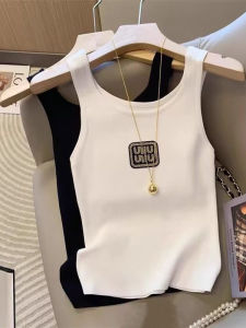 เสื้อกั๊กสั้นถักปักลายตัวอักษรสำหรับผู้หญิง ทรงเข้ารูป แขนกุด เสื้อชั้นในฤดูร้อน ไซส์ใหญ่ เสื้อเชิ้ตแฟชั่น