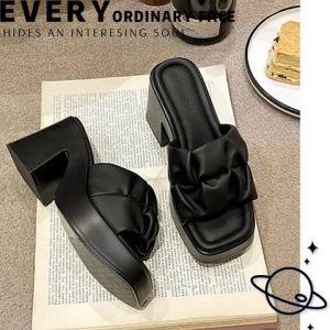 LHshoess มาใหม่ รองเท้าแตะแฟชั่น มาแล้วคุณสาวๆสายเสริมส้น รุ่นนี้มากับส้นที่สูง 2.8 นิ้ว ใส่แล้สวยปังกำลังงาม วัสดุยางใช้งานทนๆไปเลย มี 4 สีให้เลือก ชอบบแบบไหนสีไหนเข้ากับเท้าก็จัดบอกเลยดีมาก