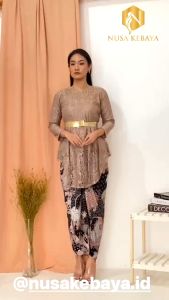 Set Kebaya Terlaris Bahan Brukat Premium Setelan Rok Lilit Batik / Baju Kebaya Wisuda Modern Varian Warna Ready Ukuran Jumbo Untuk Kondangan Seragaman Pesta Tunangan Akad Nikah Sekolah Kerja Kartini Adat Lebaran Natal ( Qinara ) Nusa Kebaya Terlaris