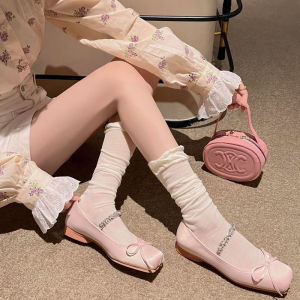 ถุงเท้าน่องสีทึบสีขาวนวลบางหวานบริสุทธิ์ประกบกันเหนือเข่ามีรอยย่นท่อยาว ถุงเท้าธรรมดา