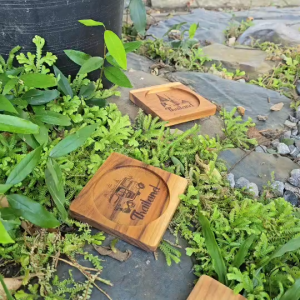 จานรองแก้ว ที่รองแก้ว ที่วางแก้ว ไม้สักแท้ แบบเหลี่ยม งานไม้สักแท้ เคลือบน้ำทันเกรดอาหาร เลเซอร์ลายสวยๆตามแบบร้าน