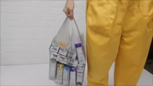 ถุงขยะ มีหูหิ้ว ไม่ต้องหาเชือก หรือ หนังยางไว้รัดปากถุง เหนียว ไม่ขาดง่าย น้ำไม่ซึม 30x30x45 cm, ใช้สะดวก ม้วนละ 20 ใบ, ม้วนละ 20 บาท