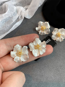 Elegant White Magnolia Petal Enamel Studs Womens Fashion Jewelry Gentle Ear Decorations French Style Alloy Gold Plated