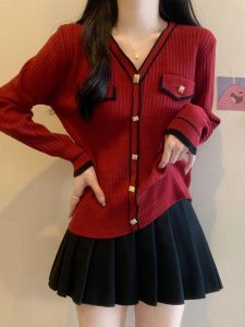 เสื้อถักสีแดงคอวีไซส์ใหญ่สำหรับผู้หญิงใส่ในช่วงฤดูใบไม้ร่วงและฤดูหนาว เสื้อชั้นในทรงเข้ารูป ดีไซน์หรูหรา คอกลม แขนยาว