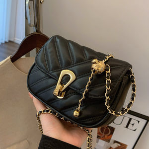 อินเทรนด์ หลากหลาย กระเป๋าสี่เหลี่ยมเล็ก ผู้หญิง กระเป๋าสะพายข้าง หัวเข็มขัดล็อค ดีไซน์ สไตล์เกาหลี ลำลอง กระเป๋าสีบริสุทธิ์