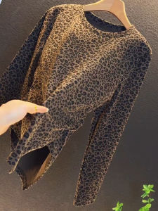 UYFY | เสื้อยืดคอกลมแขนยาวลายเสือดาว ทรงเข้ารูป แฟชั่นฤดูใบไม้ร่วง 2025 สำหรับผู้หญิง เสื้อตัวบนไซส์ใหญ่ สไตล์ย้อนยุค ดีไซน์เก๋ไก๋
