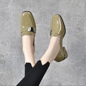 รองเท้าส้นสูงพื้นนุ่มสำหรับผู้หญิง ฤดูใบไม้ผลิ 2025 รองเท้าหัวเหลี่ยมแบบสวมสบายสไตล์อังกฤษ พื้นยาง ทรงหัวเหลี่ยม รองเท้าแฟชั่น รองเท้าผู้หญิง