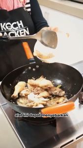 KOCH&BACKEN Black Carbon Nitriding Wok 32cm-Handle Kayu Pre-seasoned