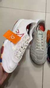 SEPATU FUTSAL ORTUSEIGHT JOGOSALA ASCEND\\n\\nSepatu futsal adalah salah satu jenis sepatu olahraga yang dirancang khusus untuk memenuhi kebutuhan pemain futsal. Saat ini, desain modern telah menjadi faktor penting dalam meningkatkan kinerja sepatu futsal. Dalam artikel ini, kita akan membahas tentang sepatu futsal desain modern, fitur dan keunggulan sepatu futsal Ortuseight Jogosala Ascend, serta cara memilih sepatu futsal berkualitas.\\n\\n Apa Itu Sepatu Futsal Desain Modern?\\n\\nSepatu futsal desain modern adalah sepatu futsal yang dirancang dengan teknologi terkini dan bahan berkualitas tinggi untuk meningkatkan kinerja pemain di lapangan. Desain modern ini mencakup berbagai fitur seperti sol yang ringan dan fleksibel, bahan upper yang nyaman dan tahan lama, serta desain yang menarik.\\n\\n Bagaimana Desain Modern Mempengaruhi Kinerja Sepatu Futsal?\\n\\nDesain modern mempengaruhi kinerja sepatu futsal dengan cara:\\n\\n- Sol ringan dan fleksibel: Membantu pemain untuk bergerak lebih cepat dan lincah di lapangan.\\n- Bahan upper yang nyaman dan tahan lama: Menyediakan rasa nyaman saat dipakai dan tahan lama untuk digunakan dalam jangka waktu yang lama.\\n- Desain yang menarik: Meningkatkan motivasi pemain untuk bermain dan memberikan kepercayaan diri.\\n\\n Mengapa Pemain Memilih Sepatu Futsal Desain Modern?\\n\\nPemain memilih sepatu futsal desain modern karena:\\n\\n- Kinerja yang lebih baik: Desain modern meningkatkan kinerja pemain di lapangan.\\n- Rasa nyaman: Bahan berkualitas tinggi dan desain ergonomis memberikan rasa nyaman saat dipakai.\\n- Kepercayaan diri: Desain yang menarik meningkatkan motivasi pemain untuk bermain dan memberikan kepercayaan diri.\\n\\n Sepatu Futsal Ortuseight Jogosala Ascend: Fitur dan Keunggulan\\n\\nOrtuseight Jogosala Ascend adalah sepatu futsal desain modern yang memiliki fitur dan keunggulan sebagai berikut:\\n\\n Spesifikasi Teknis Sepatu Futsal Ortuseight Jogosala Ascend\\n\\nSpesifikasi teknis sepatu futsal Ortuseight Jogosala Ascend meliputi:\\n\\n- Sol: Ringan dan fleksibel, terbuat dari bahan karet berkualitas tinggi.\\n- Upper: Terbuat dari bahan sintetis berkualitas tinggi, tahan lama, dan nyaman.\\n- Desain: Modern dan menarik, dengan warna-warna cerah yang menarik perhatian.\\n\\n Keunggulan Sepatu Futsal Ortuseight Jogosala Ascend Dibandingkan Produk Serupa\\n\\nKeunggulan sepatu futsal Ortuseight Jogosala Ascend dibandingkan produk serupa meliputi:\\n\\n- Kinerja yang lebih baik: Sol ringan dan fleksibel serta upper yang nyaman meningkatkan kinerja pemain di lapangan.\\n- Rasa nyaman: Bahan berkualitas tinggi dan desain ergonomis memberikan rasa nyaman saat dipakai.\\n- Kepercayaan diri: Desain yang menarik meningkatkan motivasi pemain untuk bermain dan memberikan kepercayaan diri.\\n\\n Bagaimana Memilih Sepatu Futsal Berkualitas?\\n\\nMemilih sepatu futsal berkualitas memerlukan pertimbangan beberapa faktor penting, seperti:\\n\\n Tips Memilih Sepatu Futsal untuk Olahraga\\n\\nBerikut ini adalah beberapa tips memilih sepatu futsal untuk olahraga:\\n\\n- Perhatikan bahan: Pilih sepatu futsal yang terbuat dari bahan berkualitas tinggi dan tahan lama.\\n- Cek sol: Pilih sepatu futsal dengan sol yang ringan dan fleksibel.\\n- Perhatikan desain: Pilih sepatu futsal dengan desain yang menarik dan modern.\\n\\n Mengapa Memilih Sepatu Futsal Ortuseight Jogosala Ascend?\\n\\nOrtuseight Jogosala Ascend adalah pilihan tepat untuk pemain futsal yang mencari sepatu futsal berkualitas tinggi dengan desain modern. Dengan fitur dan keunggulan yang ditawarkan, sepatu futsal ini dapat meningkatkan kinerja pemain di lapangan dan memberikan rasa nyaman saat dipakai.\\n\\nKami berharap artikel ini dapat membantu Anda dalam memilih sepatu futsal berkualitas tinggi yang sesuai dengan kebutuhan Anda. Selamat bermain!\"