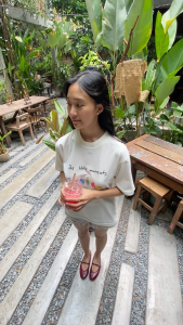 Small - The Moment Tee (Off-White) | ComfyCat เสื้อยืดโอเวอร์ไซต์น่ารัก โปรโมชั่นเปิดร้านลดแรง 50%