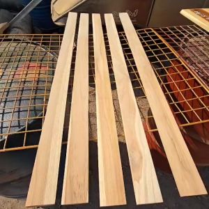 ไม้สักแผ่น ไม้ระแนง ซี่ระแนง เนื้อไม้เต็ม ไสเรียบ ขนาด กว้าง5ซม. ยาว100ซม. หนา1.2ซม.และ1.5ซม. รีดไส4ด้าน มัดละ10แผ่น สำหรับงานDIY ขัดให้เรียบร้อย