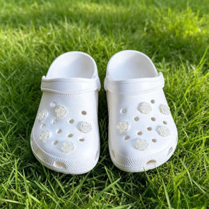Hot sale Fashion Sweet Cute Girly Hole shoe Charms Designer Black and white roses Shoe Jewelry All-match Flower Shoe Accessorie