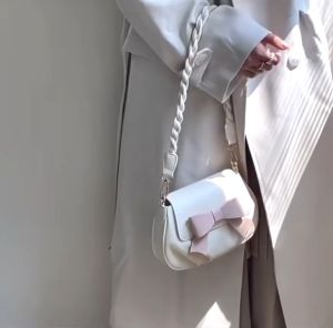 Tas Selempang Wanita Import: Tips dan Trik Memilih Tas Berkualitas Tinggi