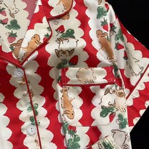 ชุดนอนน่ารัก เสื้อแขนสั้น กางเกงขาสั้น พื้นขาว ผ้าไหมซาติน ผ้าเบา สวมสบาย ฟรีไซส์ กระต่าย ลายแดง คุณค่าในระดับ 1,295 บาท