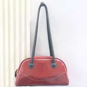 TAS WANITA BAQIYA SERIES Brand ABIEGO Panjang Atas 26cm Panjang Bawah 30cm Tinggi Tengah 16cm Lebar Bawah 9cm Berat 500 Gram 2Tas 1 Ongkir Matrial Yang Di Gunakan Bahan Pu sintetis Leather Motif Jeruk Tebal Kain Tebal Hologram Aksesoris Prem