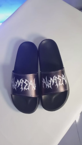 Alnieal - Sandal Selop Pria Hitam Metalik Motif Logo Elegan