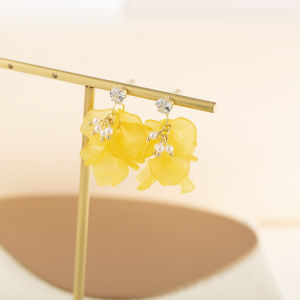 Mori Style Retro Yellow Petal Ear Accessory Stud Earrings for Women Fashion Temperament Hong Kong Style Fancy Mosquito Coil Non-Piercing Ear Clip