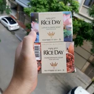 Xà phòng tắm và rửa mặt hương sen Rice Day Soap giúp cải thiện tình trạng mụn hiệu quả Hàn Quốc 100g