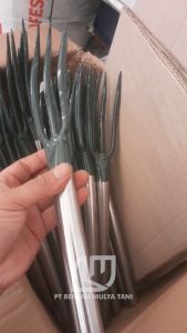 Garpu Mini Trisula Alat Pertanian Penggembur Tanah Di Lubang Mulsa Pot Polybag