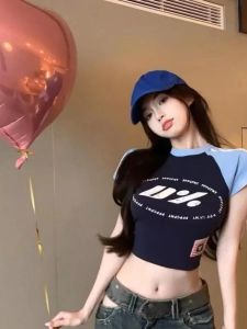 เสื้อยืดแขนสั้นสไตล์อเมริกันย้อนยุคสำหรับผู้หญิงในช่วงฤดูร้อน เสื้อตัวสั้นเข้ารูป ดีไซน์เปิดหน้าท้อง หวาน เทรนด์ เสื้อตัวบน