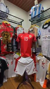 Jersey Setelan Timnas Indonesia 2025: Baju Kaos Bola Fullpatch Printing & Bahan Embos Topo Premium