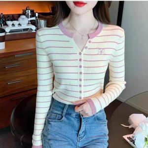 เสื้อสเวตเตอร์ถักลายทางแขนยาวคอวี เสื้อเชิ้ตทรงเข้ารูปสำหรับผู้หญิงในฤดูใบไม้ร่วง แฟชั่นสตรีทสไตล์หวานๆ