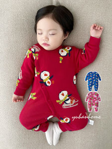 เสื้อผ้าคลุมท้องแบบสวมหัวผ้าฝ้ายแท้สำหรับเด็กแรกเกิด ฤดูใบไม้ร่วงและฤดูหนาว สีแดง เสื้อผ้าเด็กสำหรับนอนและเล่นกิจกรรม