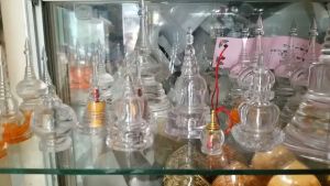 Tháp xá lợi nhựa đặt bàn thờ Phậtthờ cửu huyền