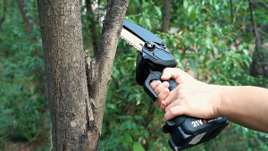 【COD+จัดส่งฟรี】DTtool เลื่อยโซ่ไร้สาย 6นิ้ว Cordless Chain Saw แบตเตอรี่ Makita Lithium คุณภาพสูง เลื่อยไฟฟ้าแบต ตัดต้นไม้และไผ่ได้ การตัดพลังงานที่แข็งแกร่ง รองรับการติดตั้งเสาสูง เลื่อยไฟฟ้า ใช้งานร่วมกับแบตเตอรี่ Makita ได้