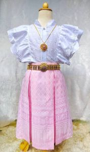 ชุดไทยคุณหนูเสื้อทรงปีกหงส์เย็บแขนซ้อน2ชั้นแต่งริมระบายด้วยลูกไม้เนื้อผ้าฉะลุทั้งตัว+กระโปรงพิมพ์ลายสีหวานๆ