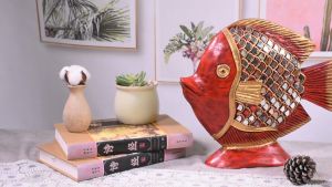 ไม้แกะสลักไม้เนื้อแข็งเครื่องประดับห้องนั่งเล่นตู้ทีวีตกแต่งสำนักงานหัตถกรรมสร้างสรรค์เครื่องประดับปลาสีแดงของขวัญขึ้นบ้านใหม่