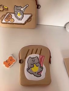 Sleeve Pouch Sarung Tas Bag Case Ipad Tab Tablet Macbook Air Pro Laptop Asus Acer Lenovo HP Huawei Samsung Galaxy 11 12 13 14 15 inch Motif Gambar Kucing Cat Warna Coklat Cream Lucu Cute Murah Korean Model Tali Selempang Jinjing Bahu Pundak