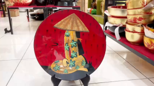 Dĩa Sơn Mài Cao Cấp Thanh Bình Lê – Họa Tiết Cô Gái Quỳ | Dát Vàng/Bạc – Khảm Trứng | Size 20/25/45 cm