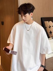 เสื้อยืดคอกลมแขนสั้นทรงหลวมสไตล์อเมริกันสำหรับผู้ชาย สีขาว ทรงหลวม ฤดูร้อน 2025 เสื้อตัวบนที่สวมใส่ได้หลากหลาย