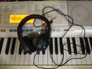 tai nghe chơi đàn kiểm âm