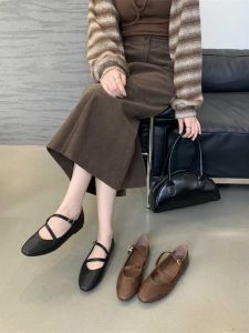 รองเท้า Mary Janes สีแดงสไตล์ฝรั่งเศสสำหรับผู้หญิง ฤดูร้อน 2025 รองเท้าส้นหนาทรงหัวแหลมแบบสวมสบายสไตล์ย้อนยุคสำหรับใส่ไปงานวันเกิด