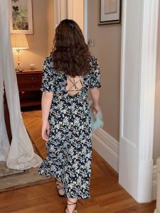 ชุดเดรสยาวแขนสั้นผ้าโพลีเอสเตอร์ลายดอกไม้สำหรับผู้หญิง ฤดูใบไม้ผลิและฤดูร้อน ดีไซน์เก๋ไก๋ กระโปรงทรงเอ คอเหลี่ยม กระโปรงยาวปานกลาง