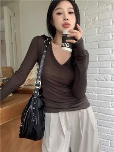 เสื้อยืดแขนยาวทรงเข้ารูปคอวีเซ็กซี่สำหรับผู้หญิง ฤดูใบไม้ร่วง 2025 เสื้อคลุมกันแดด หลังเปิดรู ทรงสลิมฟิต ทรงหลวม แขนยาว