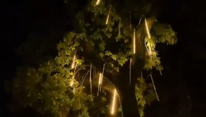 Meteor Shower Lights Solar Waterproof Christmas Light Meteor Shower RainLight Outdoor 192LED 288LED 8Tube Shooting Star Light Falling Raindrop Fairy String Light for Halloween Holiday Home Party Wedding Decor Courtyard Garden Shopping Mall Decoration