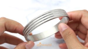 555jewelry กําไลข้อมือสแตนเลส สตีล ทรงกลมคลาสสิค ทําลายนูนสี่เส้นผิวทราย (Sand Dust) รุ่น MNC-BG180 - กําไลข้อมือแฟชั่น กําไลแฟชั่น กําไลข้อมือสวยๆ (BG10)