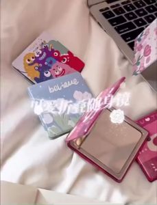 Gương trang điểm mini gập gọn gương soi makeup bỏ túi vuông nhỏ hình gấu lotso