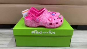 Giày sục crocs chuẩn xịn chống hôi chân nhựa tế bào êm mềm dẻo bền đi mưa lội nước đi biển đi biển cho trẻ em hình Barbie hồng kèm bộ charm xịn như hình