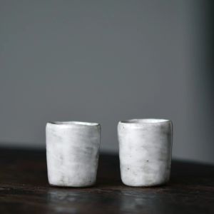 ชุดน้ำชาเซรามิกสไตล์ญี่ปุ่นทำมือ ถ้วยสาเก ผงดูดซับ ถ้วยเซรามิกแบบหยาบ สีขาว ถ้วยเหล้าเพื่อประสบการณ์การดื่มที่ดี